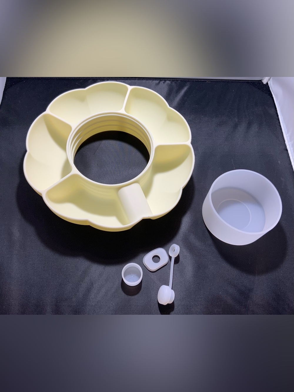 Stanley 40oz Silicon Snack Tray 5 Compartment W/Straw&Cup Sleeve - Cream - New